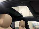 パノラマ ルーフ システム搭載で空気の入れ替えができたり、自然光が入るので車内が明るくなり気持ちよくドライブができます。
