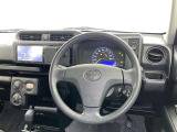 運転席まわりです。 各操作スイッチは使いやすい位置に配置されてます。