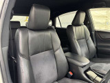 高いホールド性で運転姿勢が安定します。長距離ドライブでも疲れにくいのが魅力です。