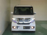 明度の高いLEDヘッドライトで、夜間の運転も安心です。