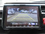 バックカメラの画像です。ガイドラインがスムースな車庫入れをサポートいたします。車庫入れの安心感がアップしますね。