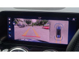 【360度カメラシステム】リバースと連動し、車両後方の映像をディスプレィに表示歪みの少ないカメラにより鮮明な画像で後退の運転操作をサポートします。