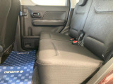 後部座席です。足元空間は広々しており、大人4人乗車も無理なく可能です。