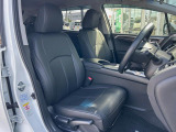 運転席まわりには十分なスペースがあり、大柄な方でもゆったり運転していただける環境です。
