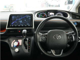 運転にかかわる様々な操作を安全に行えるように視点移動が少なく、操作性に配慮されたスイッチ類が凝縮されたコクピットです。
