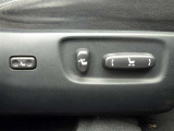 運転席は電動でシートの位置を調整することができます。