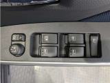 パワーウィンドウのスイッチですよ。 運転席に居ながら窓を開け閉めのコントロールできますよ。 ロック機能で、子供がイタズラして窓を開けるという事も無くなりますよ。