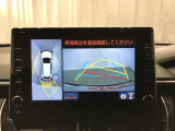 パノラミックビューモニター付きです。車両を上から見たような映像をディスプレイオーディオ画面に表示。運転席からの目視だけでは見にくい、車両周辺の状況をリアルタイムでしっかり確認できます。