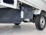 【純正スチールホイール】丈夫で耐久性に優れた実用的な装備。荷物を積む機会が多い軽トラックにも適し、日々の仕事をしっかり支えます。