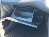 【グローブボックス】助手席前の収納スペースです。車検証や取扱説明書、メンテナンスノートなどの法定書類を入れておくのが一般的です。
