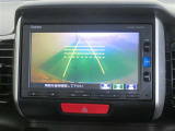 車両後方の映像を映すバックモニター。進路を確認しながら安全に車庫入れできます。
