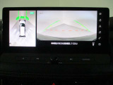 上からの視点で狭い駐車場への駐車に役立つ、アラウンドビューモニター対応メモリーナビ装備。