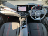 NISMOのノウハウを活かした機能性とレッドアクセントが、上質でスポーティな空間と高揚感を演出。