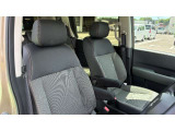 クロスター専用のオレンジステッチが入ったシートです☆運転席・助手席どちらにもアームレストがついています♪