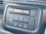 【オートエアコン】一度お好みの温度に設定すれば、車内の温度を検知し風量や温度を自動で調整。暑い&hellip;寒い&hellip;と何度もスイッチ操作をする必要はありません。快適な車内空間には必須の機能ですね♪