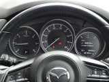 視認性に優れたCX-5の3眼メーターパネル。ドライバーに必要な情報を瞬時に把握できる機能的なレイアウトが魅力です。走る歓びを高めてくれる洗練されたコックピットデザインを、ぜひ店頭でお確かめください。