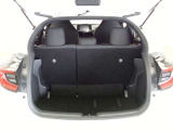 後席シートは分割可倒式です。乗せる荷物や乗車人数に合わせて片側ずつ倒すことが出来ます。
