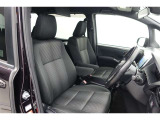 しっかりとしていて上質な座り心地のシートです。 座り心地も良くて長時間の運転も快適ですよ。 肌触りの良いシートが評判です。
