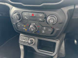 運転席・助手席の温度調節を個々に設定できるデュアルゾーンオートエアコンを装備しております。
