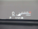 カラーヘッドアップディスプレイ付き。少ない視線移動で情報を確認できるので、運転の疲労軽減に繋がりますよ♪