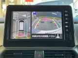 アラウンドビューモニターです。4つのカメラからの映像を合成・処理することで空から見下ろすような視点で周囲を確認でき、駐車時のクルマの位置確認がスムーズになります。
