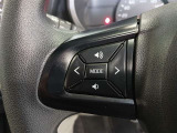 ステアリングには運転中でも簡単に操作できる各種スイッチついてます
