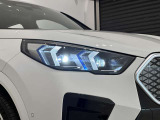 アダプティブLEDヘッドライトはステアリングを切った方向を照らします。