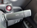オートヘッドライト標準装備です。車外の明るさに応じて自動的にヘッドライトの点灯・消灯をしてくれます。