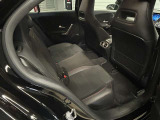 メルセデス・ベンツの定める厳しい基準をクリアしたお車のみをご案内させて頂きます。納車前整備はメーカー規定に基づき当店3Fの指定工場で入念に行なわれます。熟練のメカニックがお客様のお車を整備致します。