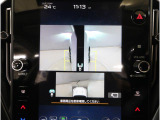 左右のサイドカメラ映像を同時に表示し、車両周囲の死角をしっかりカバー。狭い道や駐車時の接触リスクを減らし、安心して操作できる視界を確保します。