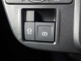 パーキングブレーキの作動と解除が簡単に行える【電動パーキングブレーキ】! 渋滞や信号待ちなどでブレーキを踏んで停車した時にブレーキを保持してくれる【ブレーキホールド】機能も搭載しています!