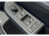 運転席ドアに集約されたパワーウィンドウスイッチで全窓をスマートに操作できます。