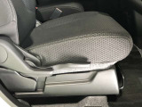 運転席は座面の上下調整ができ適切なドライビングポジションで運転できますよ♪