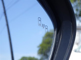 ブラインドスポットモニター付きで、斜め後ろの死角位置の車両の接近を表示いたします。