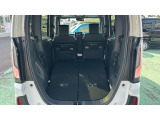後席シートはフラットにすることが可能です♪ シートを倒せば広々とした荷室空間となり、大きなお荷物の積載にも便利です☆