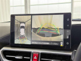 【バックガイドモニター】車両後方の映像をナビ画面に表示し、駐車などの後退操作をサポートします。