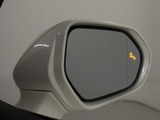 BSM(ブラインドスポットモニタ)!隣の車線を走る車両をレーダーで検知し、ドアミラーでは確認しにくい後側方エリアに存在する車両に加えて、急接近してくる車両も検知します。