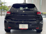 真後ろからの正面アングルです。左右のテールランプを繋ぐブラックバンドや、GT専用のルーフスポイラー、バックソナー周辺にも大きな外傷は見られず健全です。