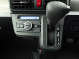 運転のしやすいインパネシフトです。運転席の足元も広くとても快適ですよ。