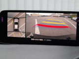360度ビューカメラを搭載。4方の小型カメラの映像を処理し、車両真上からの映像に変換しています。