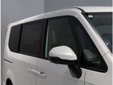 電動格納ミラーになっておりますので、車内からミラーの角度の調節、開いたり・格納ができて便利です♪