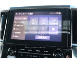 お車選びをお楽しみ頂けるよう、在庫車の展示スペースを十分に確保しております。