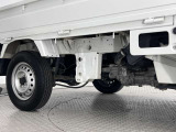 【純正スチールホイール】丈夫で耐久性に優れた実用的な装備。荷物を積む機会が多い軽トラックにも適し、日々の仕事をしっかり支えます。