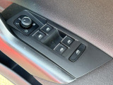 運転席ドアに集約されたパワーウィンドウスイッチで全窓をスマートに操作できます。