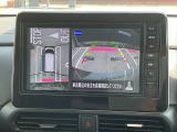 アラウンドビューモニターです。4つのカメラからの映像を合成・処理することで空から見下ろすような視点で周囲を確認でき、駐車時のクルマの位置確認がスムーズになります。