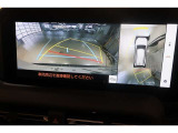 パノラミックビューモニター付きです。車両を上から見たような映像をディスプレイ画面上に表示。運転席からの目視だけでは見にくい、車両周辺の状況をリアルタイムでしっかり確認できます。