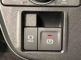 指先だけで簡単に操作が可能な電動パーキングブレーキを採用。「HOLD」スイッチを押すと、渋滞や信号待ちなどでブレーキペダルから足を離しても、ブレーキを保持するので安心です