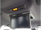 後席モニター付いてます。小さいお子様は狭い車内だと退屈かも。。これがあれば大丈夫です!