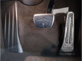 【ペダル】BMWはオルガン式アクセルペダルを採用しています。踏み込む足とペダルが同じ軌跡を描くため、かかとがずれにくく、アクセルコントロールがよりしやすくなるメリットがあります。