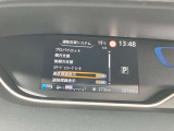 速度標識を表示し、速度超過にならないように促してくれます。